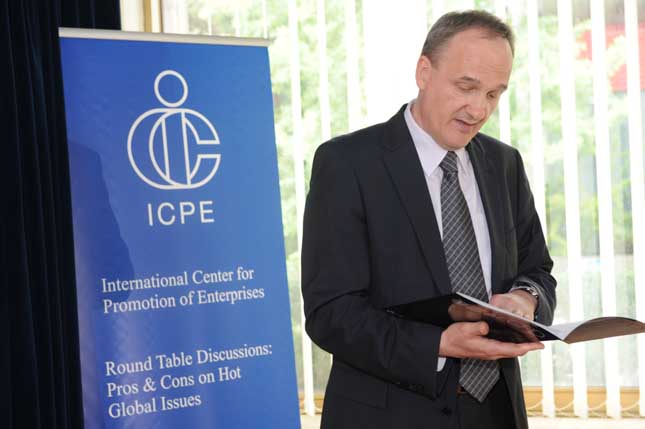 direktor novoustanovljenega Mednarodnega ECPD inštituta za trajnostni razvoj Janez Podobnik ob pozdravu udeležencem razstave! 