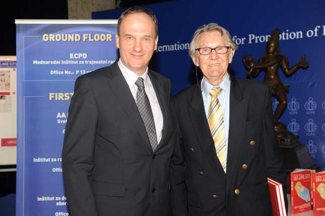 Avtor prof.dr. Tošković z direktorjem ECPD inštituta Janez Podobnik