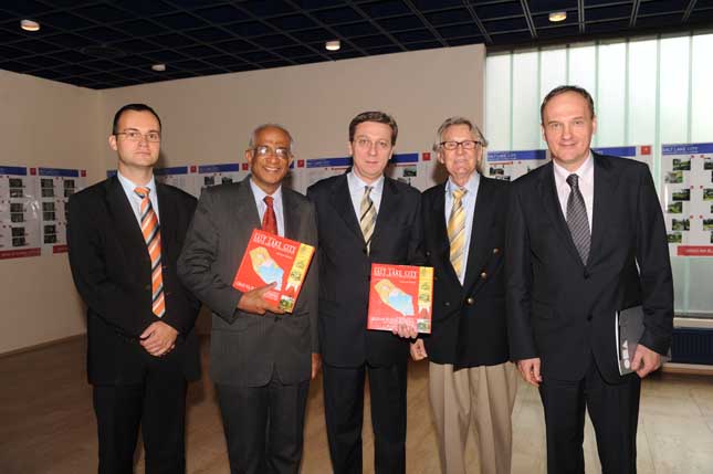 z leve : predstavnik ICPE mag.Aleš Dakić,veleposlanik Indije dr. Seshadri, veleposlanik Srbije Filipov; avtor prof.Tošković, direktor Medn.ECPD inštituta Janez Podobnik